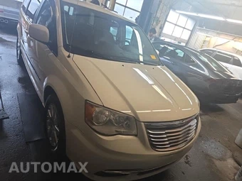 2013 Chrysler Town & Country Touring 121.2" WB - miniatura 2