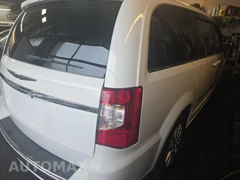 2013 Chrysler Town & Country Touring 121.2" WB - miniatura 4