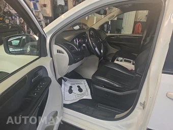 2013 Chrysler Town & Country Touring 121.2" WB - miniatura 7
