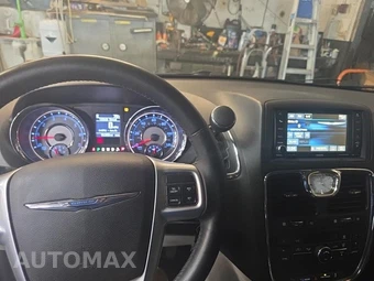 2013 Chrysler Town & Country Touring 121.2" WB - miniatura 8