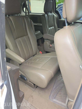 2013 Chrysler Town & Country Touring 121.2" WB - miniatura 15