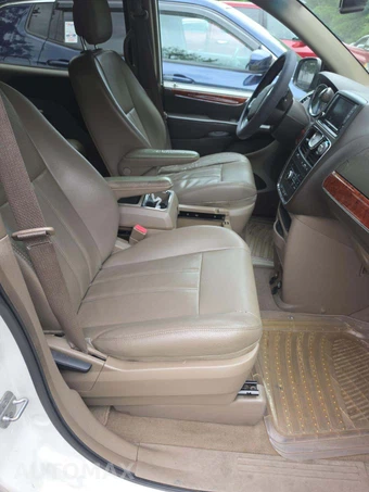 2013 Chrysler Town & Country Touring 121.2" WB - miniatura 17