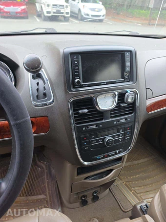 2013 Chrysler Town & Country Touring 121.2" WB - miniatura 8