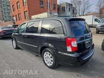 2013 Chrysler Town & Country Touring 121.2" WB - miniatura 2