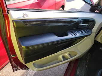 2013 Chrysler Town & Country Touring 121.2" WB – miniatura 9