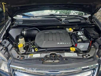 2013 Chrysler Town & Country Touring 121.2" WB – miniatura 19