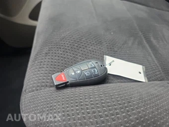 2013 Chrysler Town & Country Touring 121.2" WB – miniatura 28