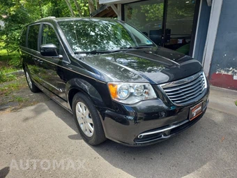 2013 Chrysler Town & Country Touring 121.2" WB – miniatura 3
