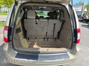 2013 Chrysler Town & Country Touring 121.2" WB – miniatura 15