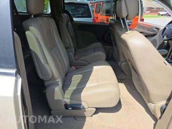 2013 Chrysler Town & Country Touring 121.2" WB – miniatura 17
