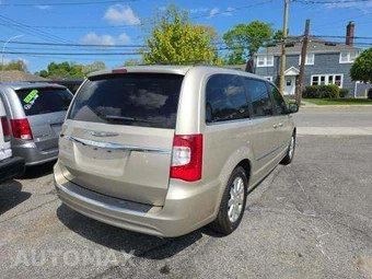 2013 Chrysler Town & Country Touring 121.2" WB – miniatura 3
