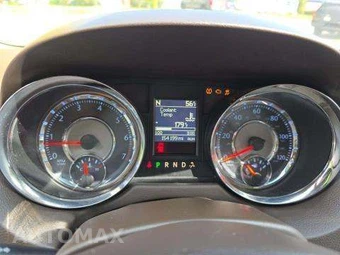 2013 Chrysler Town & Country Touring 121.2" WB – miniatura 9