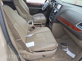 2013 Chrysler Town & Country Touring L 121.2" WB – miniatura 8