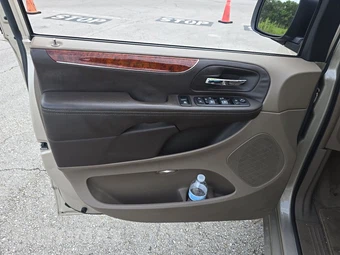 2013 Chrysler Town & Country Touring L 121.2" WB – miniatura 9
