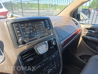 2013 Chrysler Town & Country Touring L 121.2" WB - miniatura 11