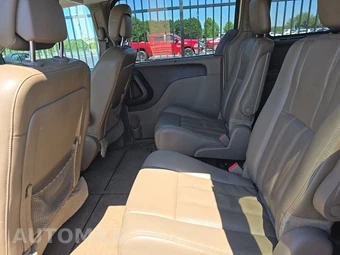 2013 Chrysler Town & Country Touring L 121.2" WB - miniatura 13
