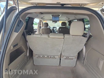 2013 Chrysler Town & Country Touring L 121.2" WB - miniatura 11