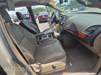 2013 Chrysler Town & Country Touring L 121.2" WB - miniatura 14