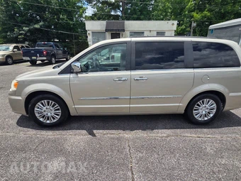 2013 Chrysler Town & Country Touring L 121.2" WB - miniatura 3
