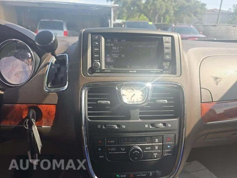 2013 Chrysler Town & Country Touring L 121.2" WB - miniatura 10