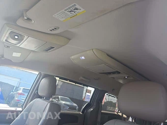2013 Chrysler Town & Country Touring L 121.2" WB - miniatura 11