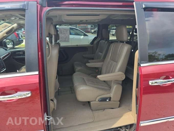 2013 Chrysler Town & Country Touring L 121.2" WB - miniatura 10