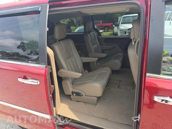 2013 Chrysler Town & Country Touring L 121.2" WB - miniatura 14