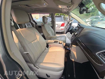 2013 Chrysler Town & Country Touring L 121.2" WB - miniatura 19