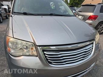 2013 Chrysler Town & Country Touring L 121.2" WB - miniatura 22