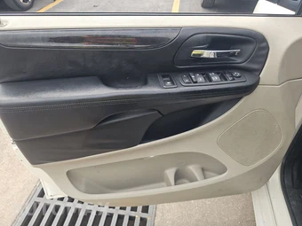 2013 Dodge Grand Caravan SXT 121.2" WB – miniatura 9