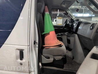 2013 Ford E-150 Commercial Cargo Van 138.0" WB - miniatura 4