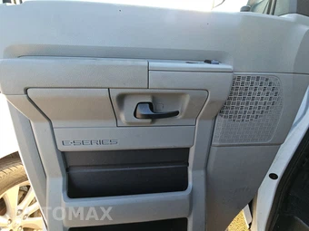 2013 Ford E-150 Commercial Cargo Van 138.0" WB - miniatura 9