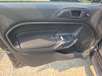 2013 Ford Fiesta SE Hatchback – miniatura 9