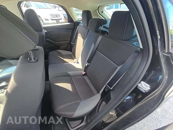 2013 Ford Focus SE Hatchback - miniatura 13