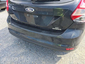 2013 Ford Focus SE Hatchback - miniatura 28