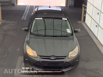 2013 Ford Focus SE Hatchback – miniatura 2