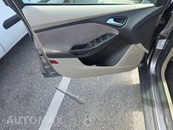 2013 Ford Focus SE Hatchback – miniatura 9