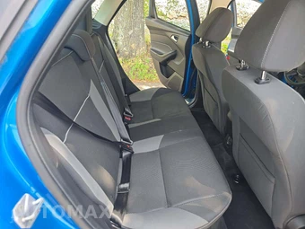 2013 Ford Focus SE Sedan - miniatura 13