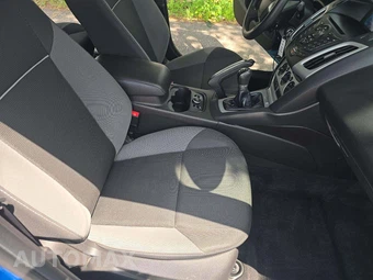 2013 Ford Focus SE Sedan - miniatura 15