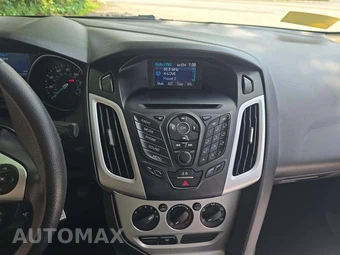 2013 Ford Focus SE Sedan - miniatura 7