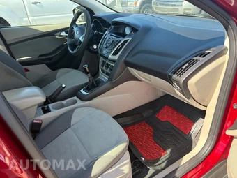 2013 Ford Focus SE Sedan - miniatura 15