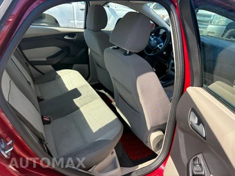 2013 Ford Focus SE Sedan - miniatura 16