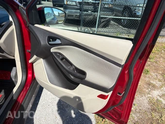 2013 Ford Focus SE Sedan - miniatura 18