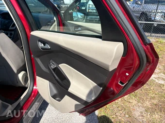 2013 Ford Focus SE Sedan - miniatura 19