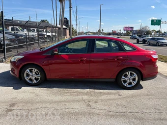 2013 Ford Focus SE Sedan - miniatura 2