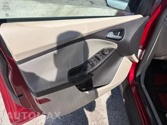 2013 Ford Focus SE Sedan - miniatura 21