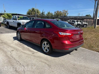 2013 Ford Focus SE Sedan - miniatura 3