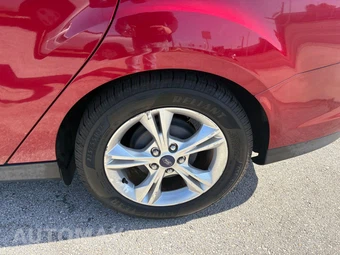 2013 Ford Focus SE Sedan - miniatura 9