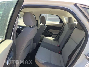 2013 Ford Focus SE Sedan - miniatura 10