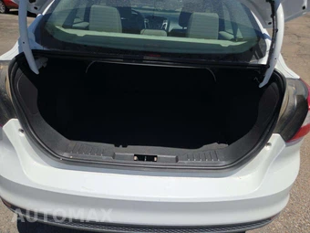 2013 Ford Focus SE Sedan - miniatura 11
